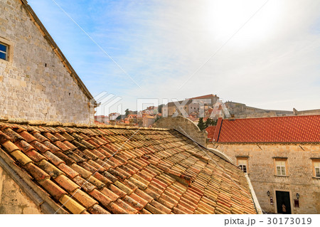 ドゥブロヴニク城壁から屋根越しに見る中世の街並み 30173019