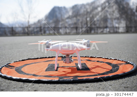 ドローンとヘリパッド 30174447