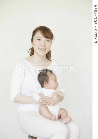 乳幼児と母親 乳幼児と母親 30174834