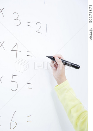 ホワイトボードに書き込む女の子　小学生　塾　小学校　授業　ボディーパーツ　パーツカット 30175375