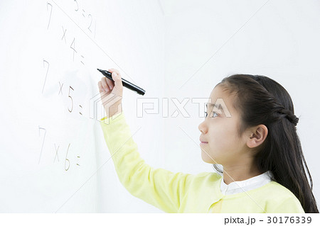 ホワイトボードに書き込む女の子 小学生 塾 小学校 授業 ホワイトボードに書き込む女の子 小学生 塾 小学校 授業 30176339