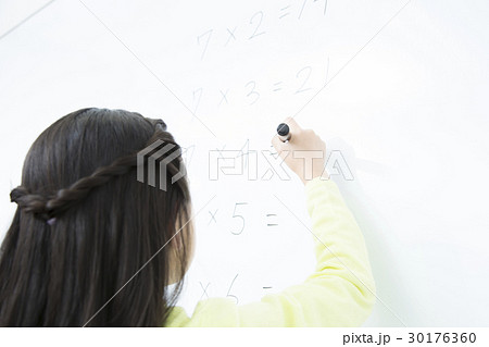 ホワイトボードに書き込む女の子 小学生 塾 小学校 授業 ボディパーツ パーツカット ホワイトボードに書き込む女の子 小学生 塾 小学校 授業 ボディパーツ パーツカット 30176360
