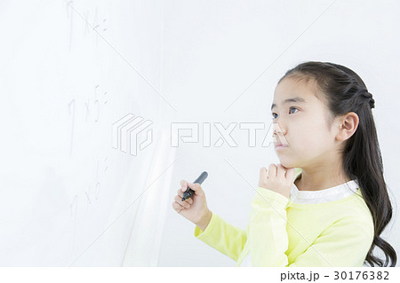 ホワイトボードに書き込む女の子　小学生　塾　小学校　授業 30176382