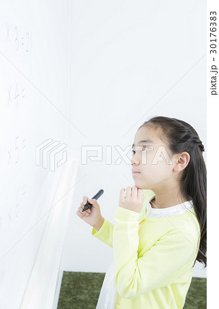 ホワイトボードに書き込む女の子　小学生　塾　小学校　授業 30176383