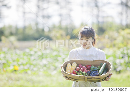 夏野菜を持つ女性 夏野菜を持つ女性 30180007