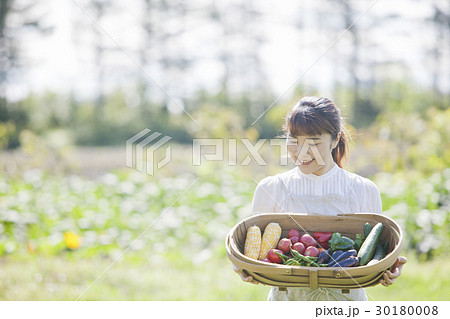 夏野菜を持つ女性 夏野菜を持つ女性 30180008
