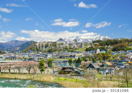 春の河岸段丘の街 30181086