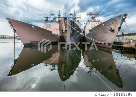 US Navi warships in the dock 30181299