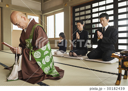 お墓参り お墓参り 30182439