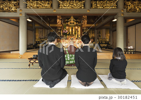 お墓参り お墓参り 30182451