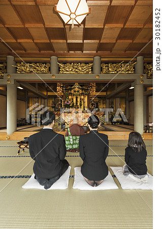 お墓参り お墓参り 30182452