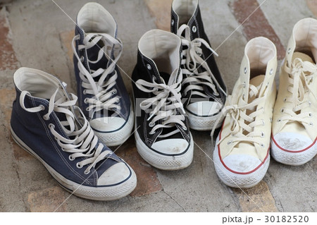 履き古しのハイカットスニーカー3足　汚れている靴 30182520