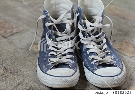 履き古したハイカットスニーカー 汚れたスニーカー 履き古したハイカットスニーカー 汚れたスニーカー 30182622