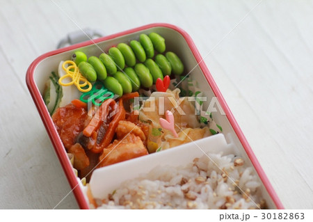 女の子のシンプルなお弁当　雑穀米の中華弁当 30182863