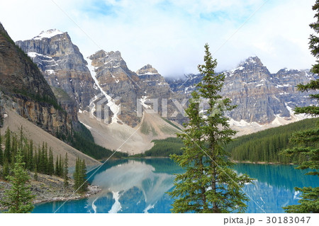 カナディアンロッキー　モレーン湖 30183047