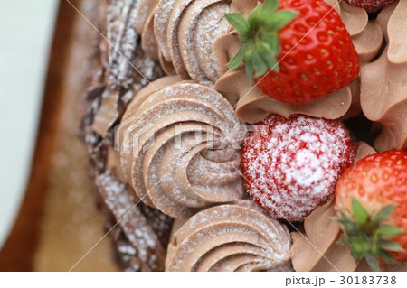 チョコレートたっぷりのワンホールチョコレートショートケーキ チョコレートたっぷりのワンホールチョコレートショートケーキ 30183738