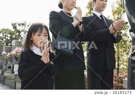 お墓参り 30185273