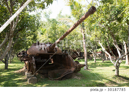カンボジア　シェムリアップ戦争博物館壊れた戦車 30187785
