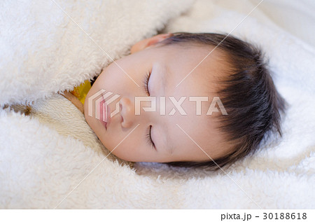 ぐっすり眠る赤ちゃん ぐっすり眠る赤ちゃん 30188618