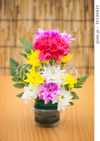 Colorful flower bouquet arrangement in vase Colorful flower bouquet arrangement in vase 30190835