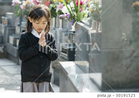お墓参り お墓参り 30191525