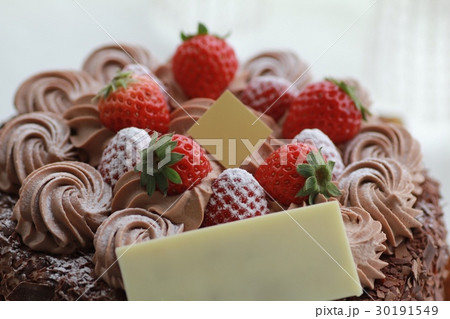 無記入のチョコレートプレートを乗せたチョコレートショートケーキ 無記入のチョコレートプレートを乗せたチョコレートショートケーキ 30191549