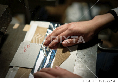 職人作業　手元 30192258