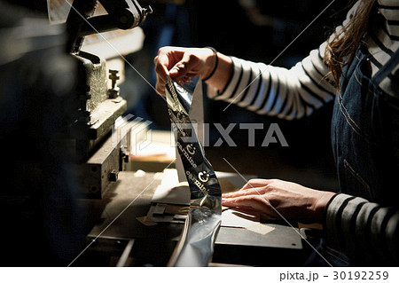職人作業　手元 30192259