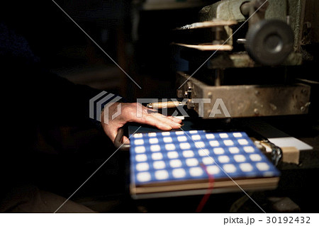 職人作業　手元 30192432