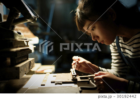 職人 女性 職人 女性 30192442