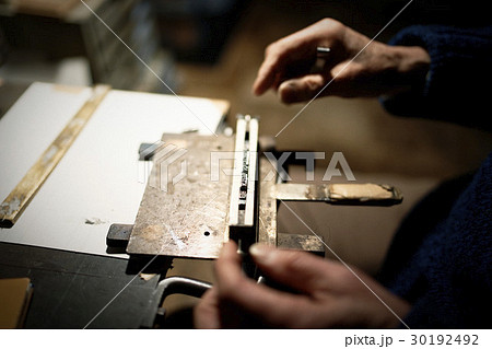 職人作業　手元 30192492