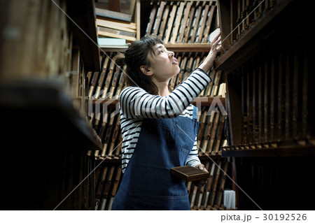 職人　倉庫にいる女性 30192526