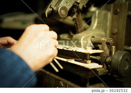職人作業　手元 30192532