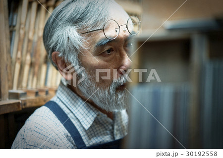 職人　倉庫にいる男性 30192558