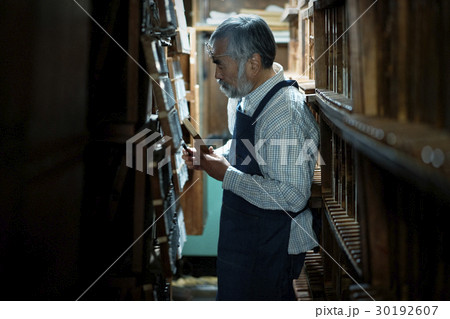職人　倉庫にいる男性 30192607