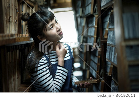 職人 倉庫にいる女性 職人 倉庫にいる女性 30192611