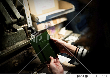 職人作業　手元 30192684