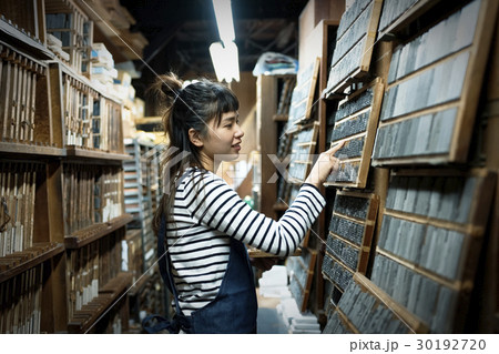 職人 倉庫にいる女性 職人 倉庫にいる女性 30192720