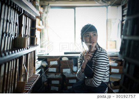職人　倉庫にいる女性 30192757