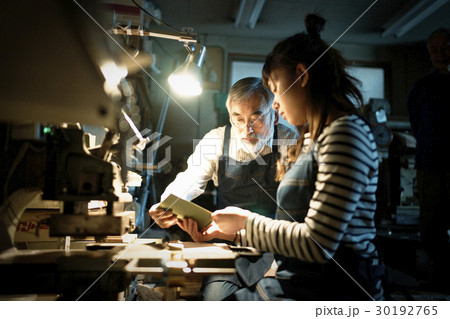 職人 師匠と見習い 職人 師匠と見習い 30192765