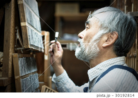 職人　倉庫にいる男性 30192814