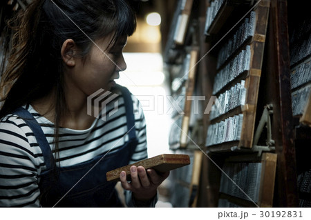 職人　倉庫にいる女性 30192831