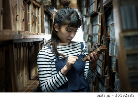 職人　倉庫にいる女性 30192835