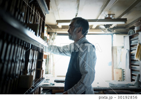 職人　倉庫にいる男性 30192856