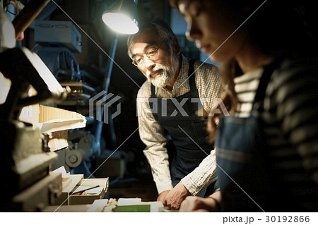 職人　師匠と見習い 30192866