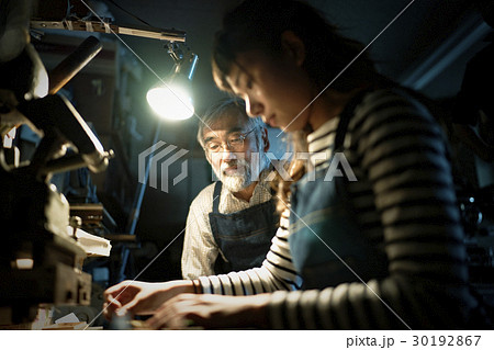 職人 師匠と見習い 職人 師匠と見習い 30192867