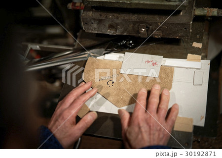 職人作業　手元 30192871