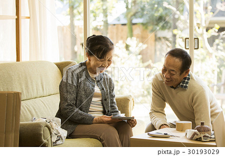 写真 懐かしむ 老夫婦 写真 懐かしむ 老夫婦 30193029