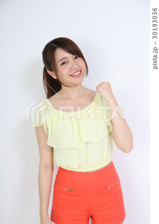 ガッツポーズをする女の子 30193036