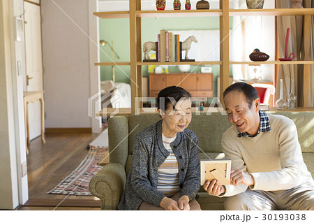 写真　懐かしむ　老夫婦 30193038